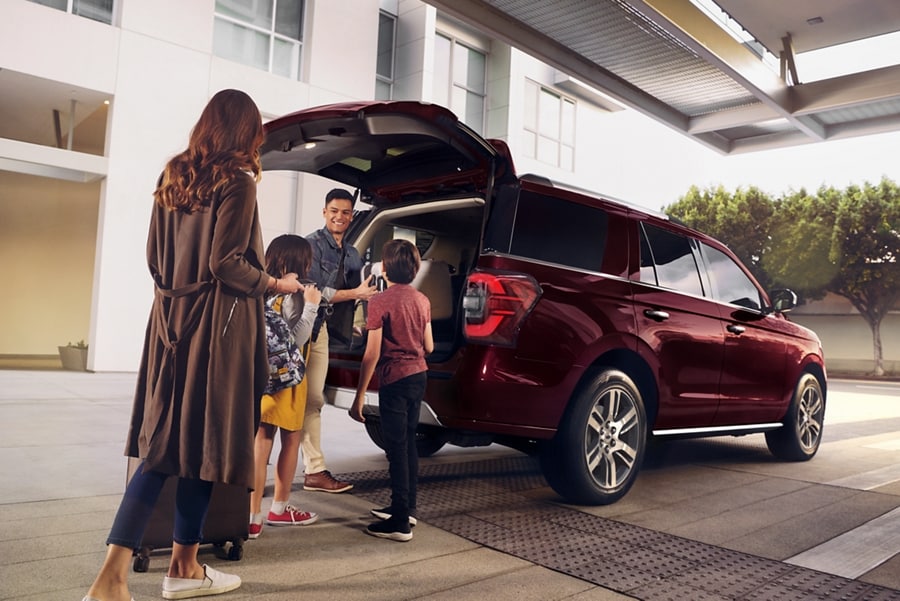 A family loads up the back of a 2024 Ford Expedition®